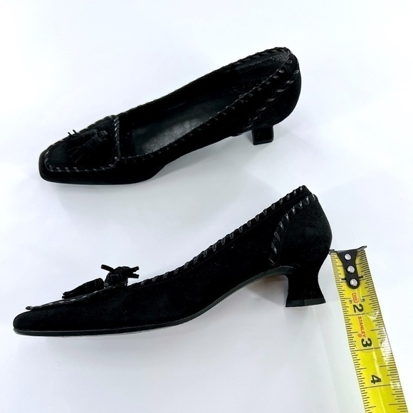 STUART WEITZMAN
Suede Tassel Accents Pumps size 7.5 N - Picture 11 of 12